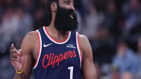 布里斯班狮吼队抵达，挑战全星队本土强敌