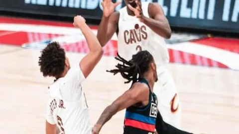 孫興慜傷退場次，賽事時長未確定